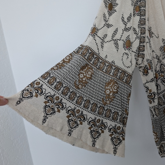 Free People Linen Lyocell Blend Medallion Printed Top Bell Sleeve Sz M Boho - Picture 12 of 16